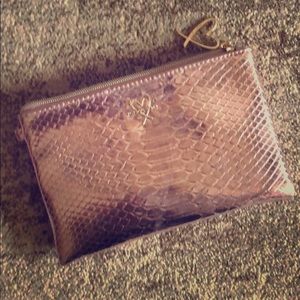 🔴Sold Local🔴 VS shiny pink small clutch